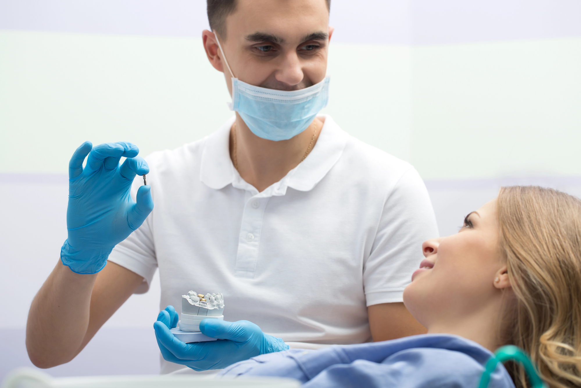 Tooth extraction and implant on the same day: what to expect